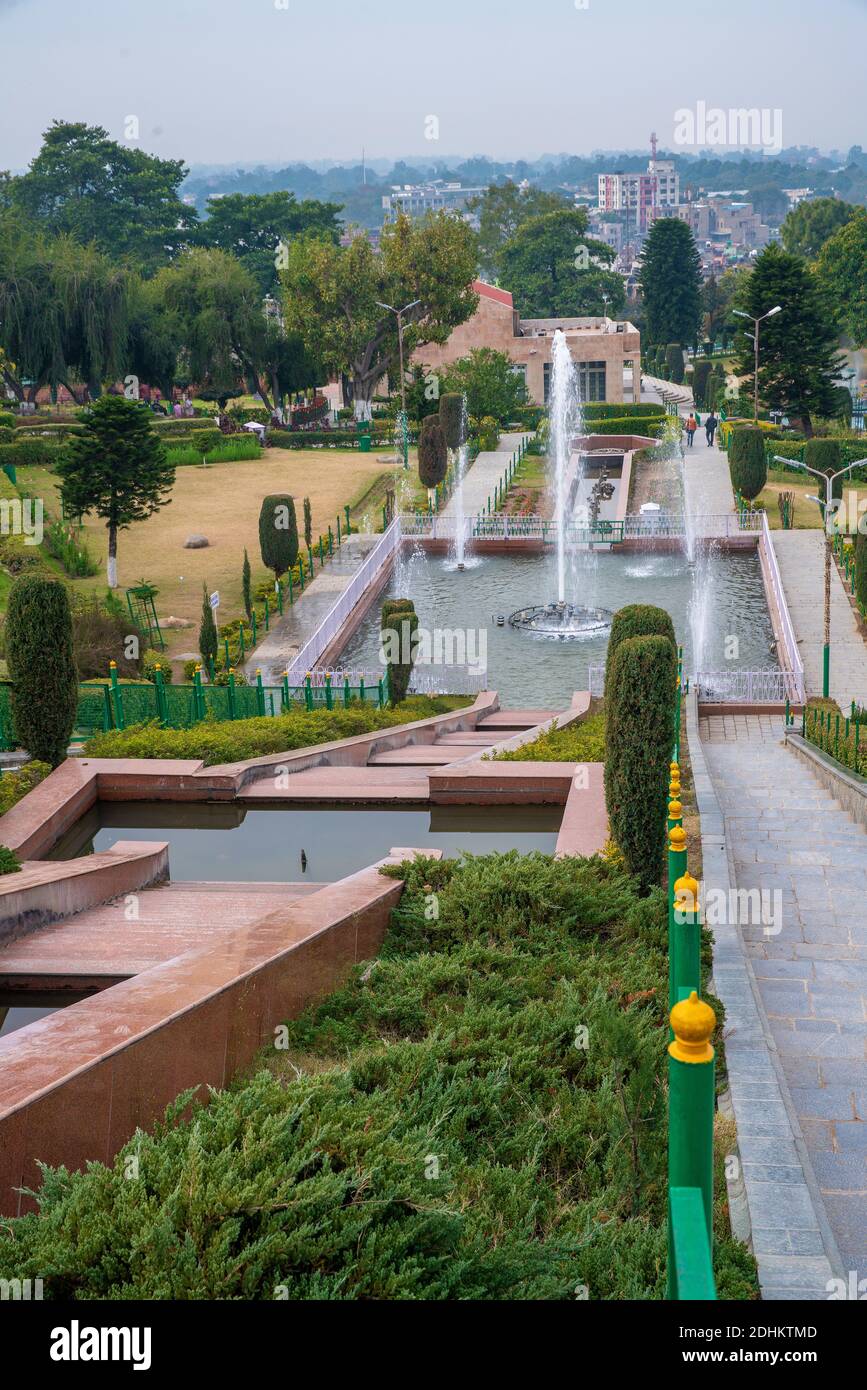 Vue spectaculaire sur la fontaine et la nature dans le parc Bagh-E-Bahu. Beauté de la nature dans le jardin . Escaliers. Banque D'Images