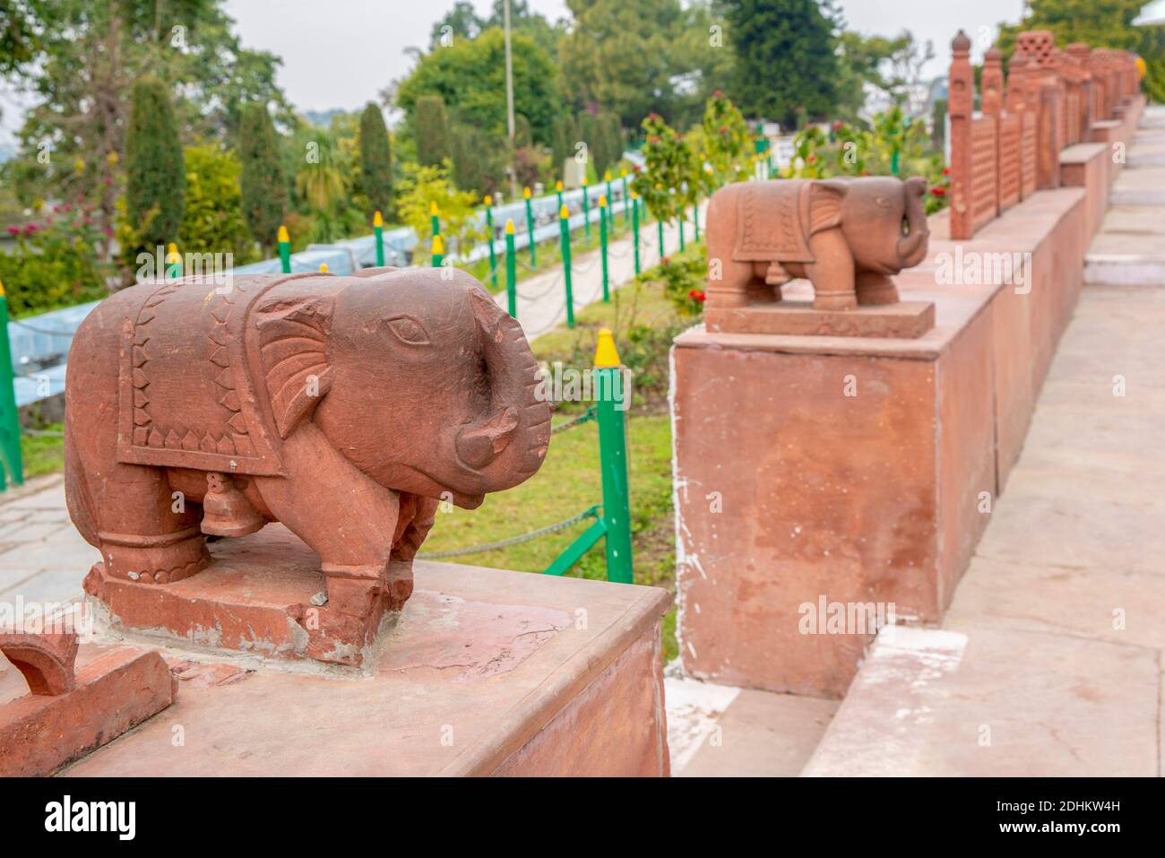 Statues d'éléphants dans le parc Bag-i-Bahu à Jammu. La beauté de la nature dans le jardin (État de Jammu-et-Cachemire) Banque D'Images