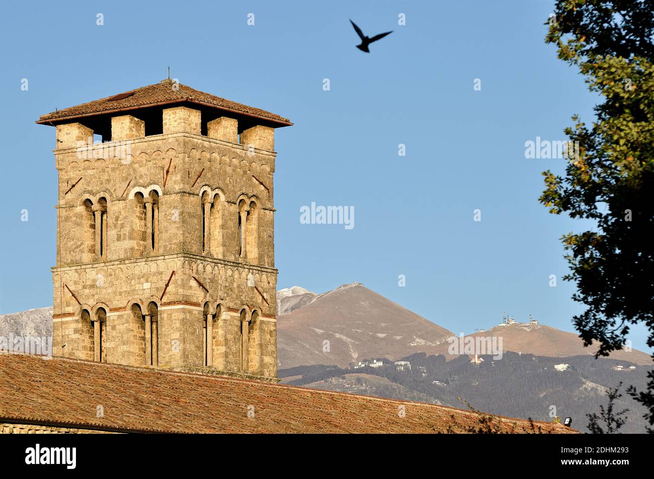 Le clocher de la basilique Saint Augustine avec le mont Terminillo en arrière-plan. Rieti, Latium, Italie. Banque D'Images