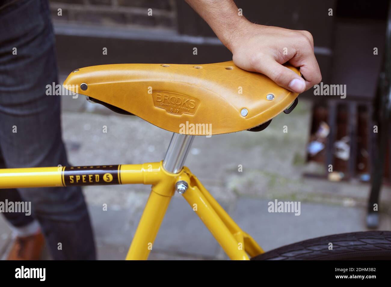 Royaume-Uni , Londres , vélo FixGear avec une selle en cuir Brooks jaune. Banque D'Images