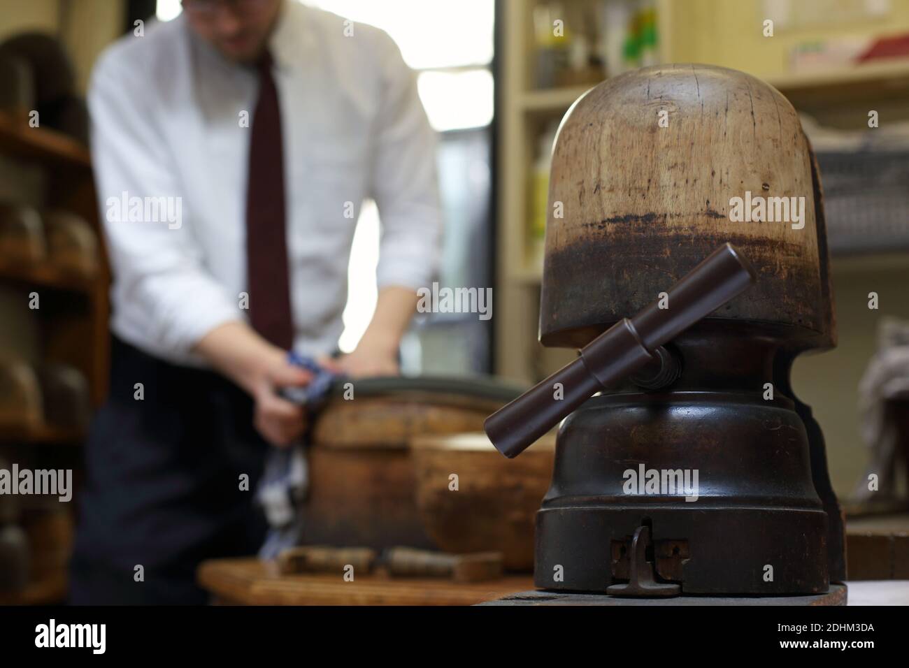 Lock & Co Hatters,Hatstrecher afin de retrouver sa forme originale. Banque D'Images