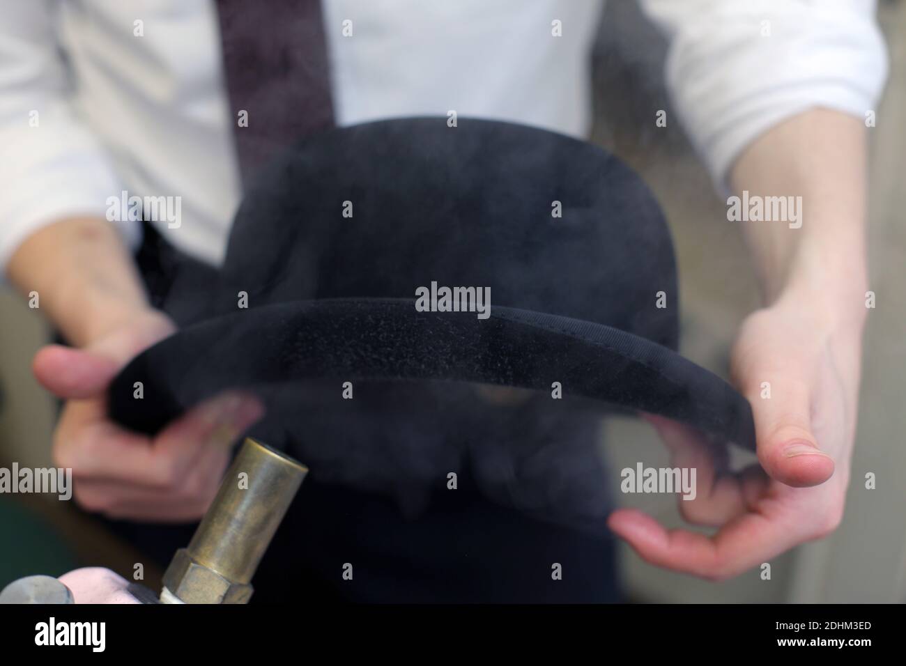 Lock & Co Hatters à Londres vapeur un chapeau melon, afin de retrouver sa forme originale. Banque D'Images