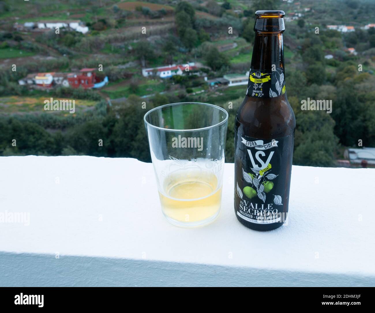 Bouteille et verre de cidre local du village de Valleseco sur Gran Canaria, îles Canaries, Espagne Banque D'Images