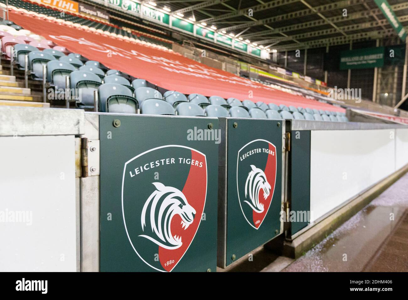 Leicester, Royaume-Uni. 11 décembre 2020. ; Stade Welford Road, Leicester, Midlands, Angleterre ; coupe européenne de rugby à XV, Leicester Tigers versus Brive ; vue générale des stands de supporters vides dus à la pandémie avec le logo Leicester Tiger affiché sur les portes d'entrée crédit: Action plus Sports Images/Alay Live News Banque D'Images