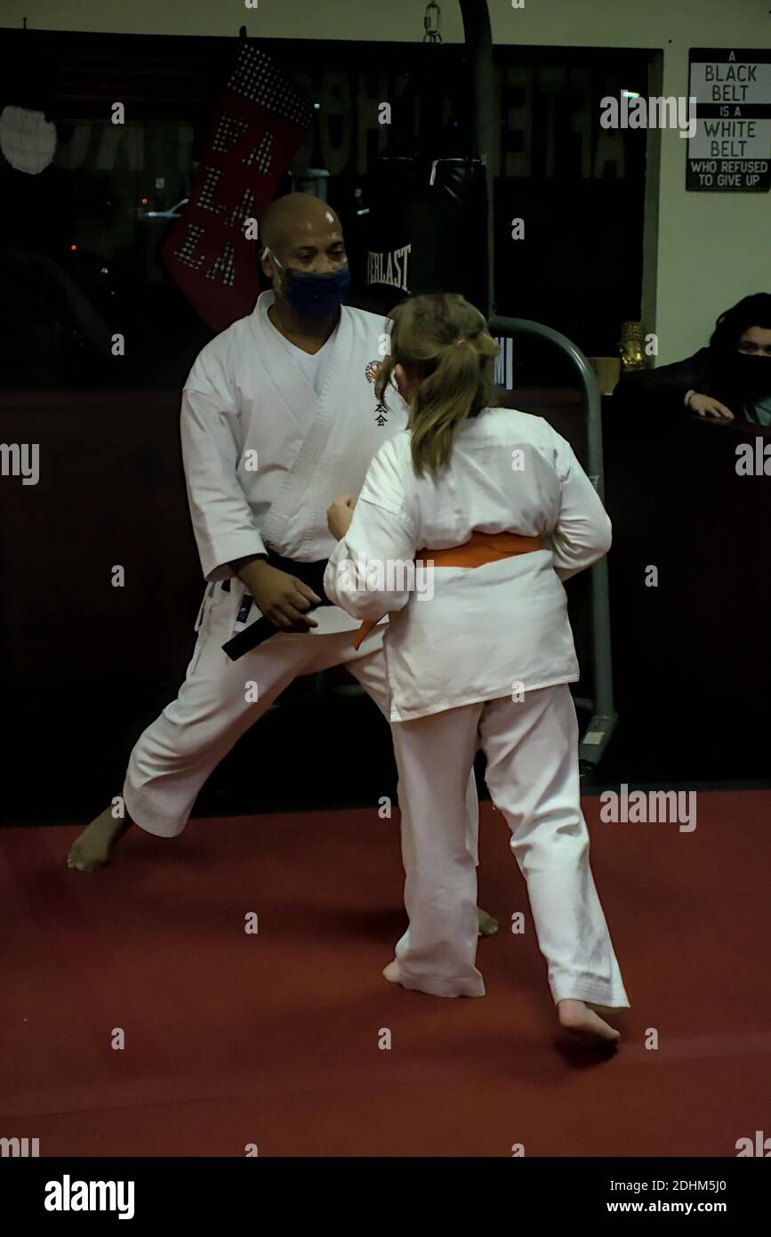 Cette action photo est de ma fille dans sa classe de karaté. Le karaté est un art martial qui met l'accent sur l'auto-discipline et d'aptitude. Banque D'Images