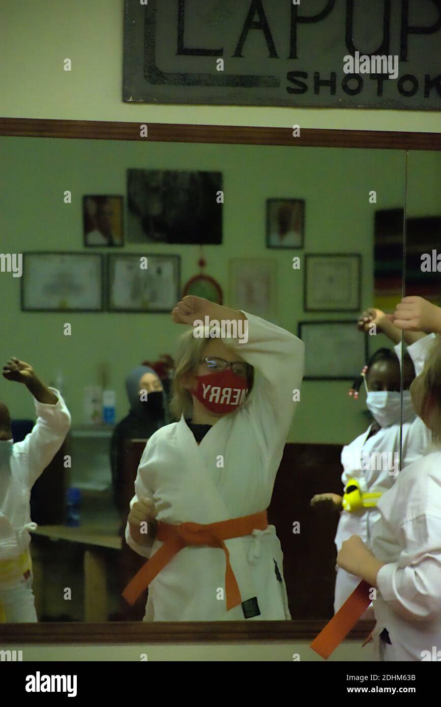 Cette action photo est de ma fille dans sa classe de karaté. Le karaté est un art martial qui met l'accent sur l'auto-discipline et d'aptitude. Banque D'Images