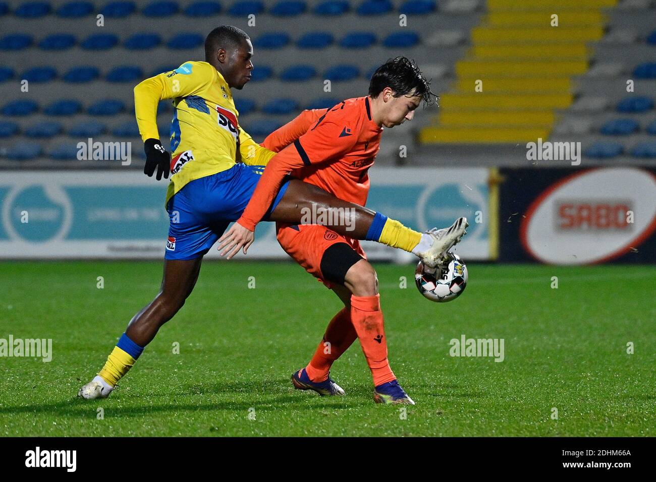 Abdul Keita de Westerlo et Thomas Van Den Keybus de Club NXT se battent  pour le ballon lors d'un match de football entre KVC Westerlo et Club  Brugge NXT, vendredi Photo Stock -