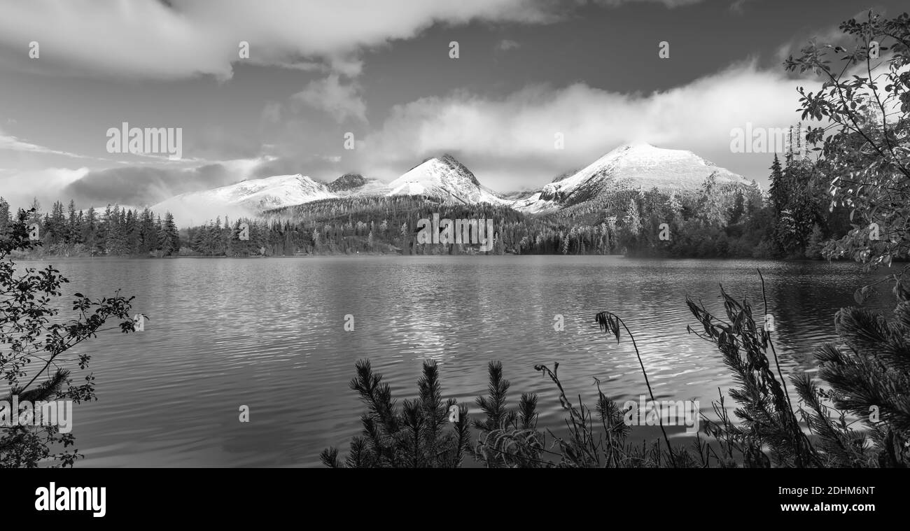 Vue sur le lever du soleil dans le parc national des montagnes des Hautes Tatras et le lac de montagne Strbske pleso (lac Strbske) en Slovaquie Banque D'Images
