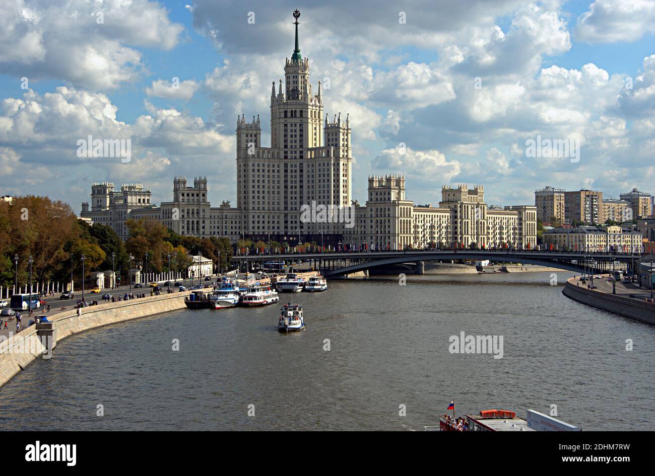 Moscou, Kotelnicheskaya remblai de la rivière de Moscou . Banque D'Images
