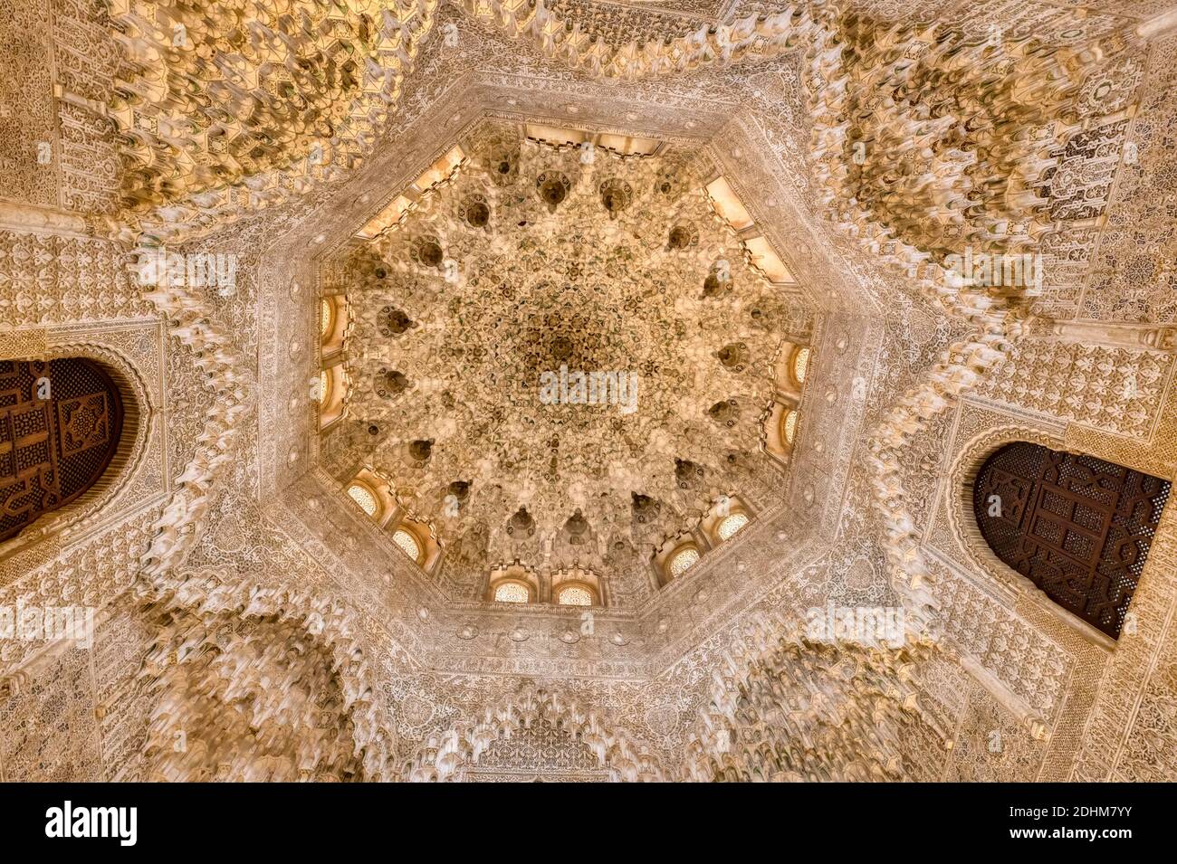 GRENADE, ESPAGNE - MARS 20,2019: Vue grand angle du plafond dans le palais Nasrid à Alhambra, Grenade, Espagne Banque D'Images