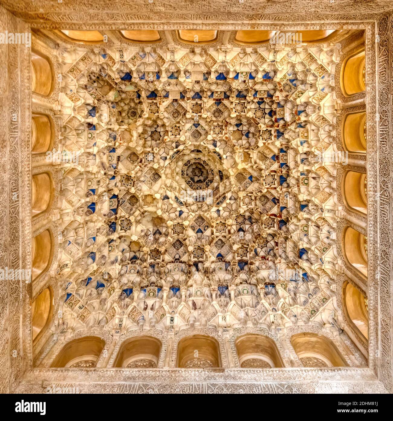 GRENADE, ESPAGNE - MARS 20,2019: Vue grand angle du plafond dans le palais Nasrid à Alhambra, Grenade, Espagne Banque D'Images