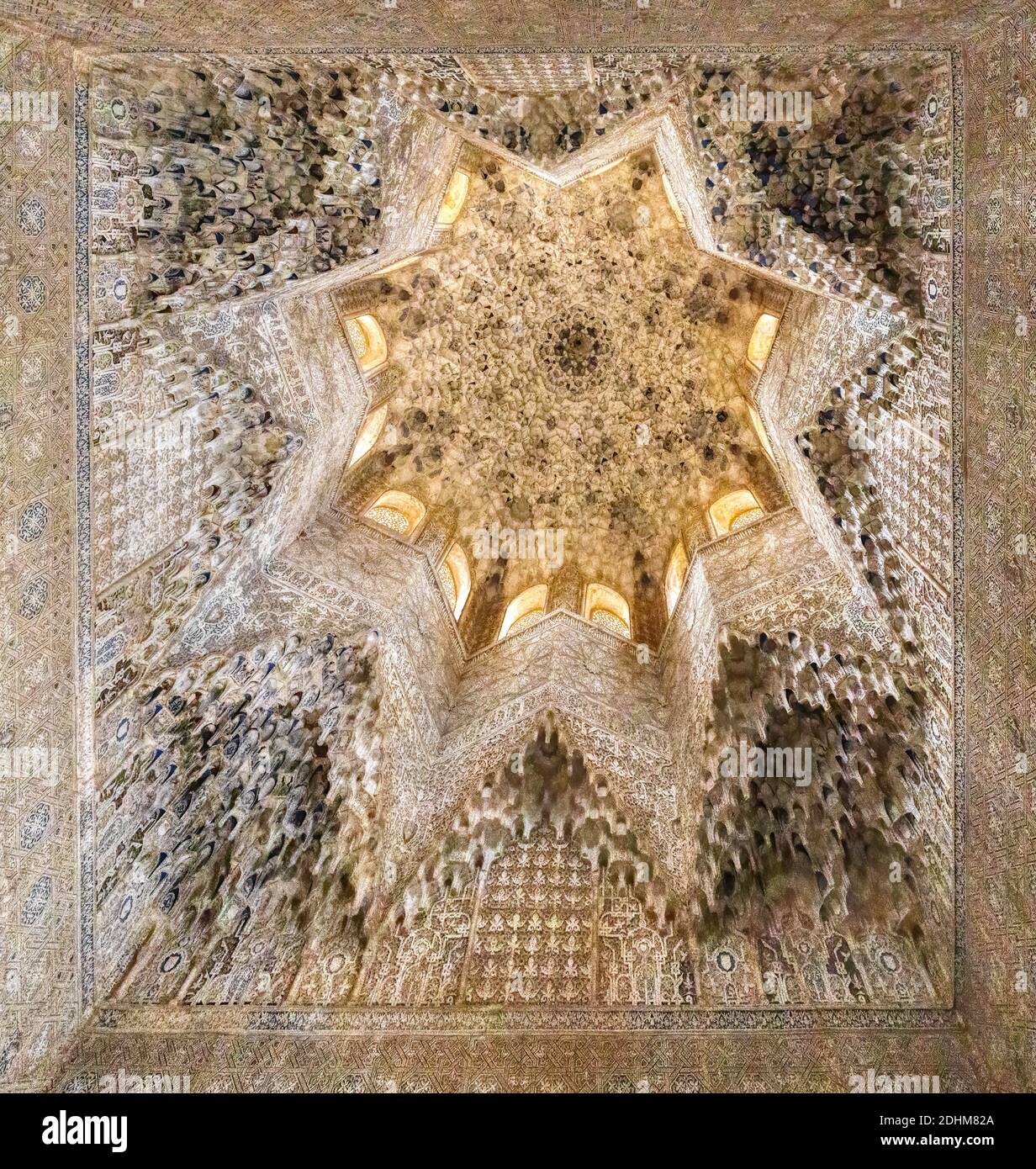 GRENADE, ESPAGNE - MARS 20,2019: Vue grand angle du plafond dans le palais Nasrid à Alhambra, Grenade, Espagne Banque D'Images