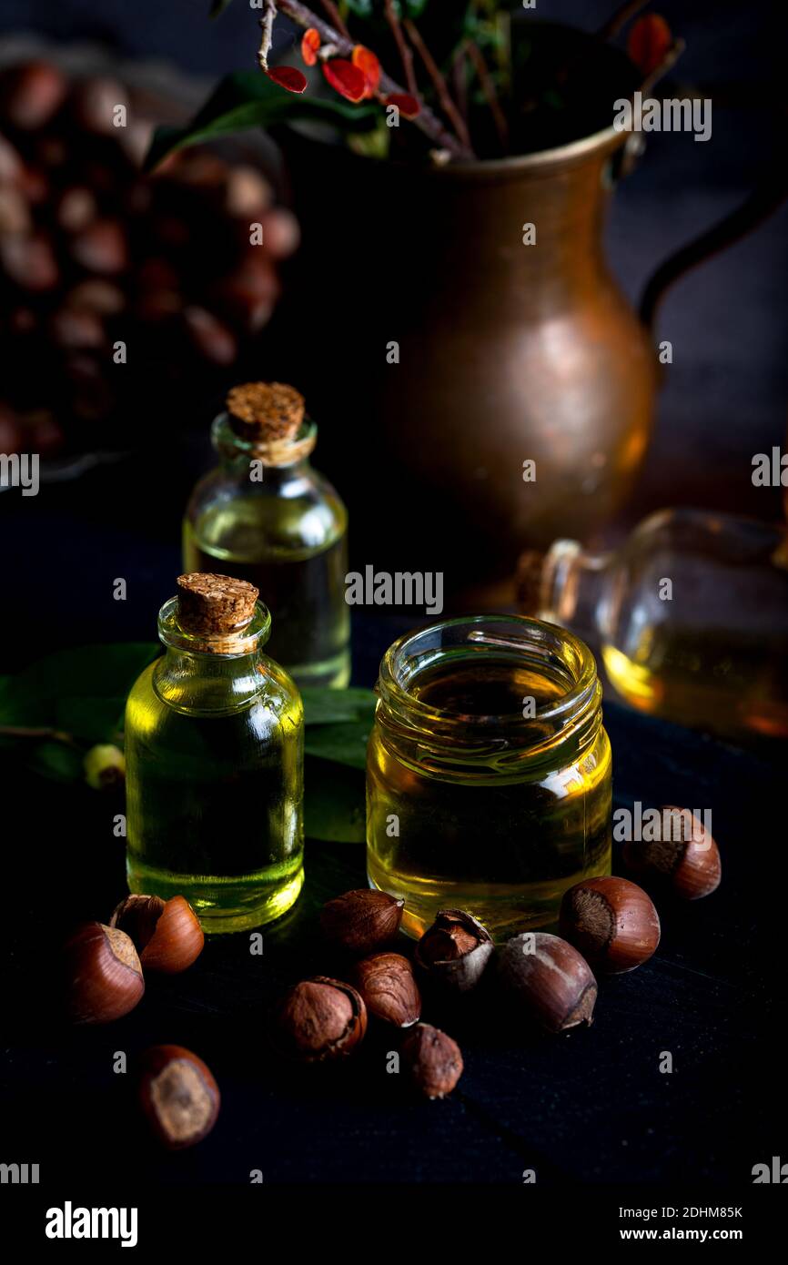 Concept d'huiles végétales biologiques pour la cuisine et la cosmétologie. Huile de noisette et noix fraîches Banque D'Images
