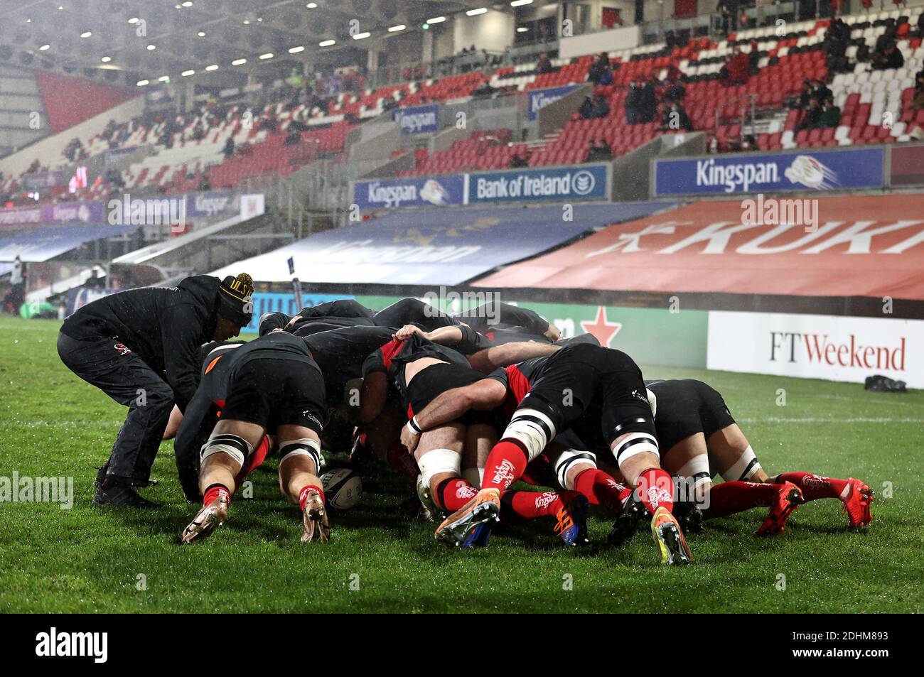 Les joueurs d'Ulster se réchauffent avant le match de la coupe des champions européens du groupe B au Kingspan Stadium, à Belfast. Banque D'Images