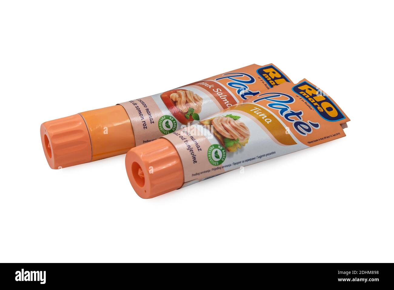 PULA, CROATIE - 6 DÉCEMBRE 2020 : deux paquets de marque Rio Mare, de saumon et de thon. Rio Mare est fabriqué par Bolton Group, le leader européen en Banque D'Images