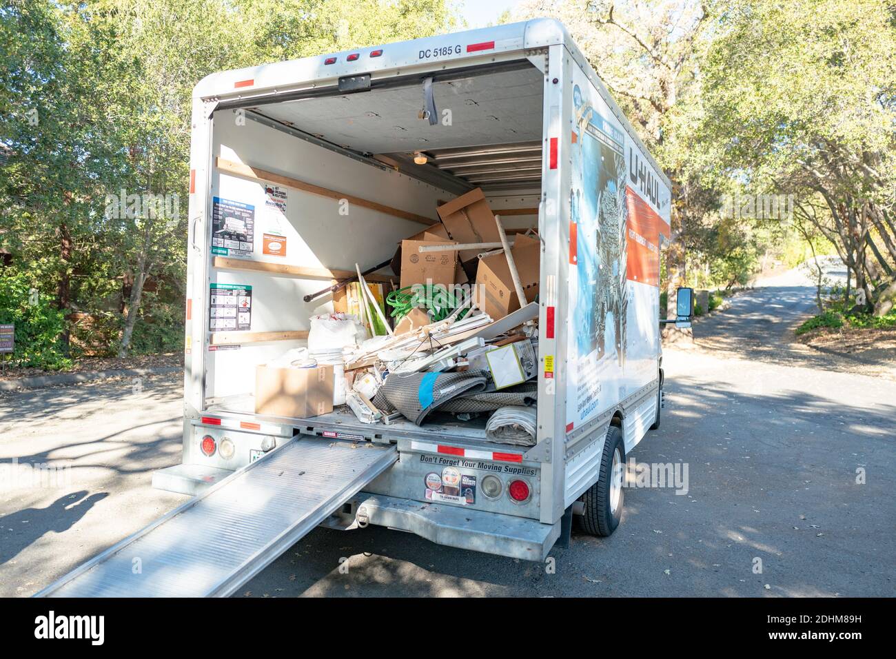 Camion de transport UHaul chargé de boîtes, de déchets ménagers et de débris, Lafayette, Californie, 8 décembre 2020. () Banque D'Images