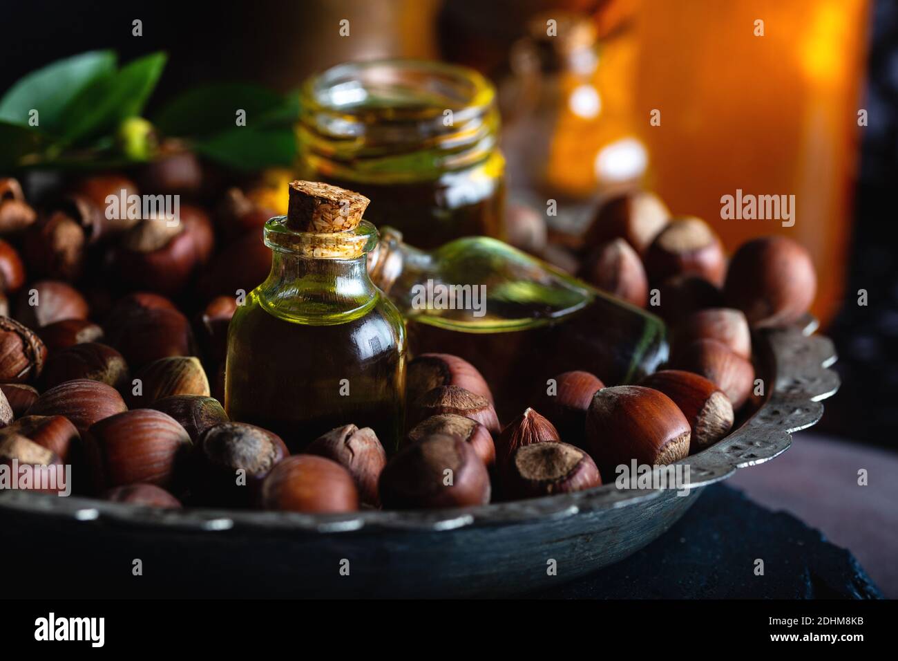 Concept d'huiles végétales biologiques pour la cuisine et la cosmétologie. Huile de noisette et noix fraîches Banque D'Images