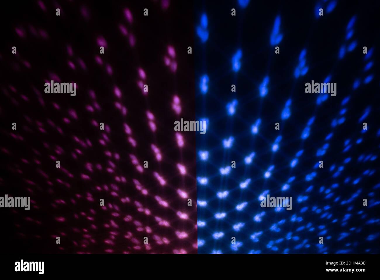 Rouge et bleu effet d'éclairage sur un mur sombre, arrière-plan abstrait décoratif défoqué. Banque D'Images