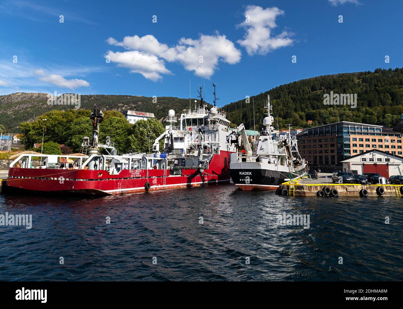 Sea Liberty 1 (ex Bourbon Liberty 120) un navire de service pour l'aqua, l'élevage de poissons - et le bateau de pêche Radek au quai de Bradbenken dans le port de Bergen, No Banque D'Images
