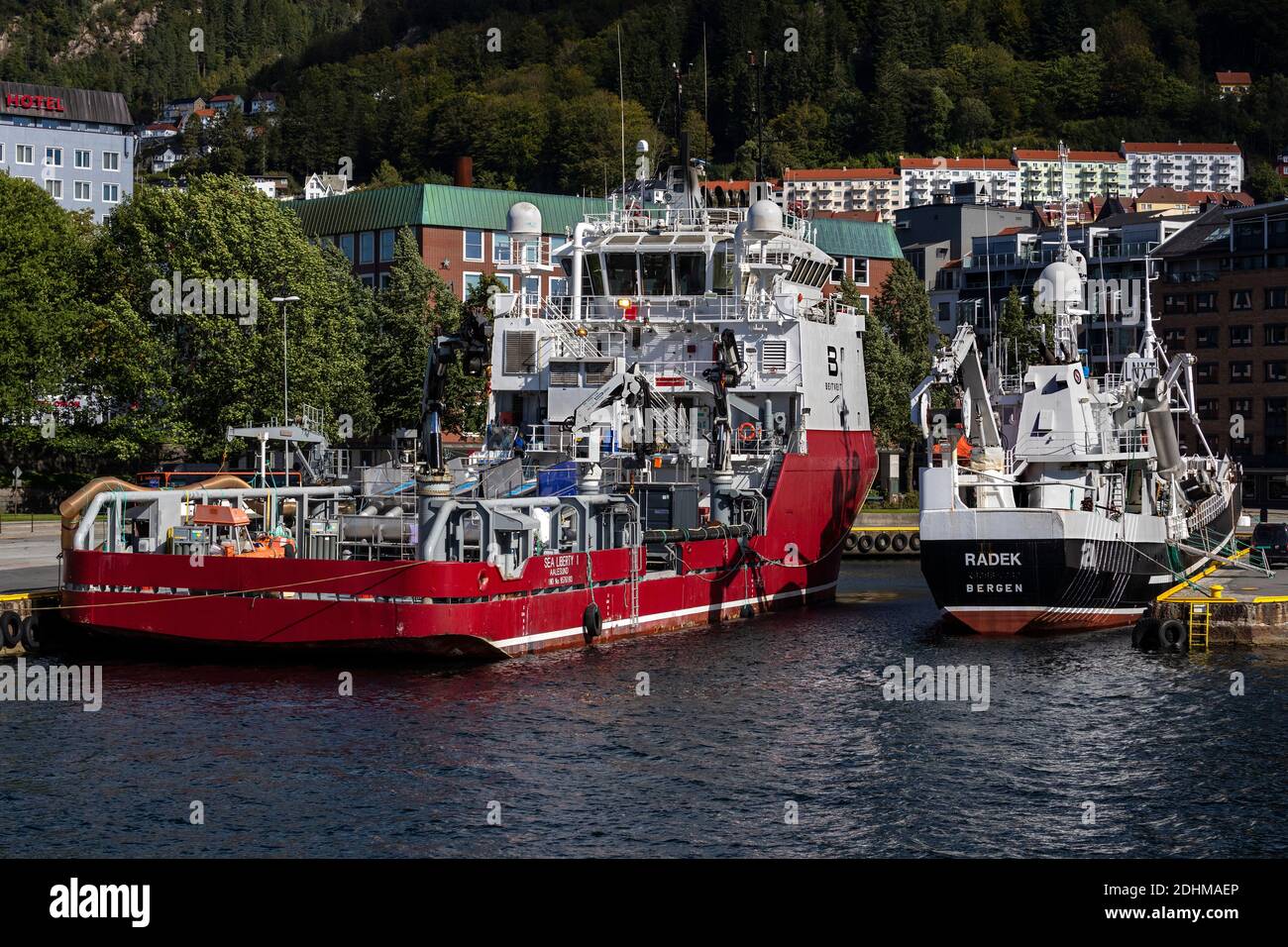 Sea Liberty 1 (ex Bourbon Liberty 120) un navire de service pour l'aqua, l'élevage de poissons - et le bateau de pêche Radek au quai de Bradbenken dans le port de Bergen, No Banque D'Images