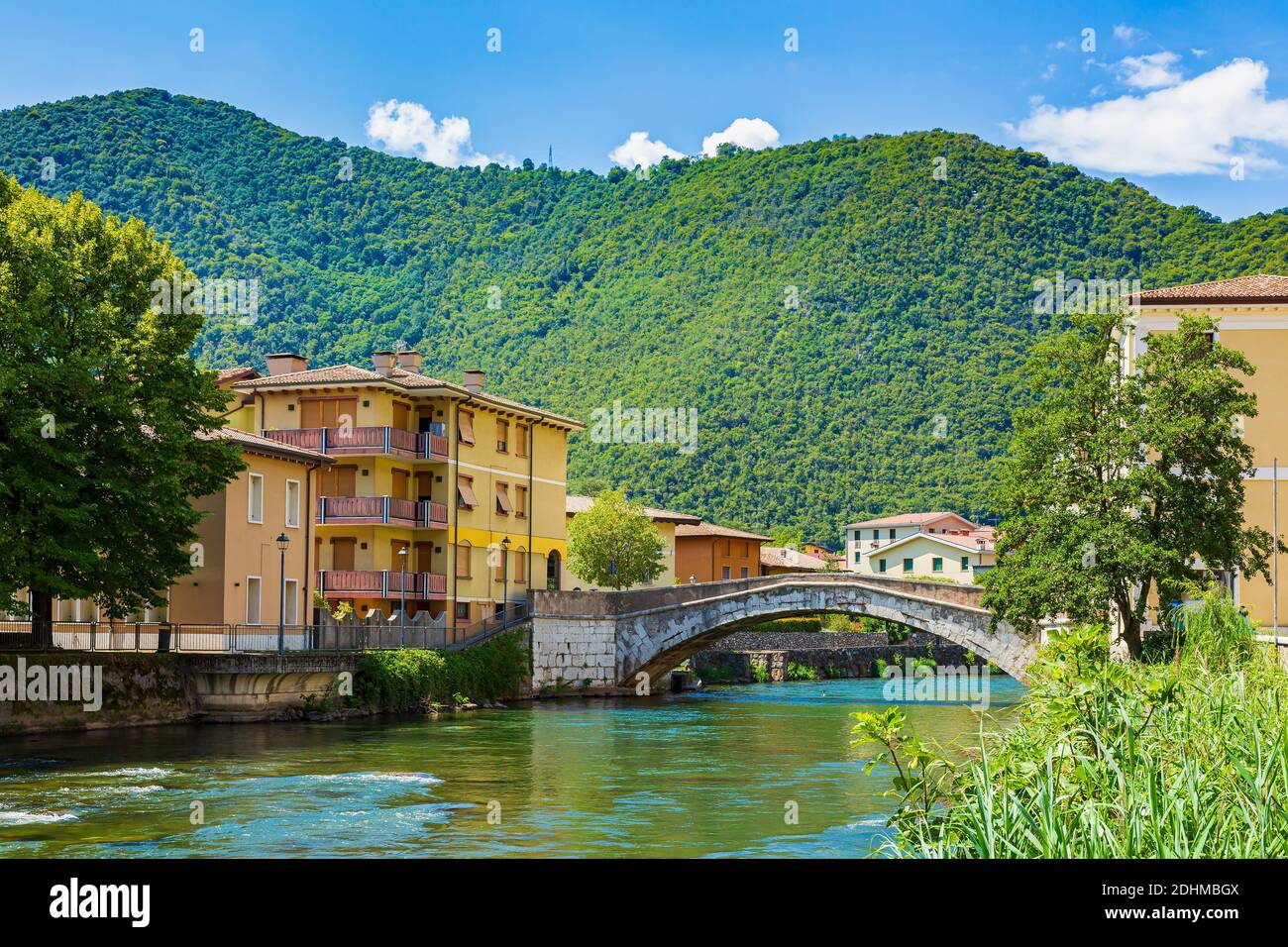 Vue sur les maisons résidentielles sur le fleuve Chiese au village et commune Vobarno province de Brescia, Lombardie, Italie, Banque D'Images