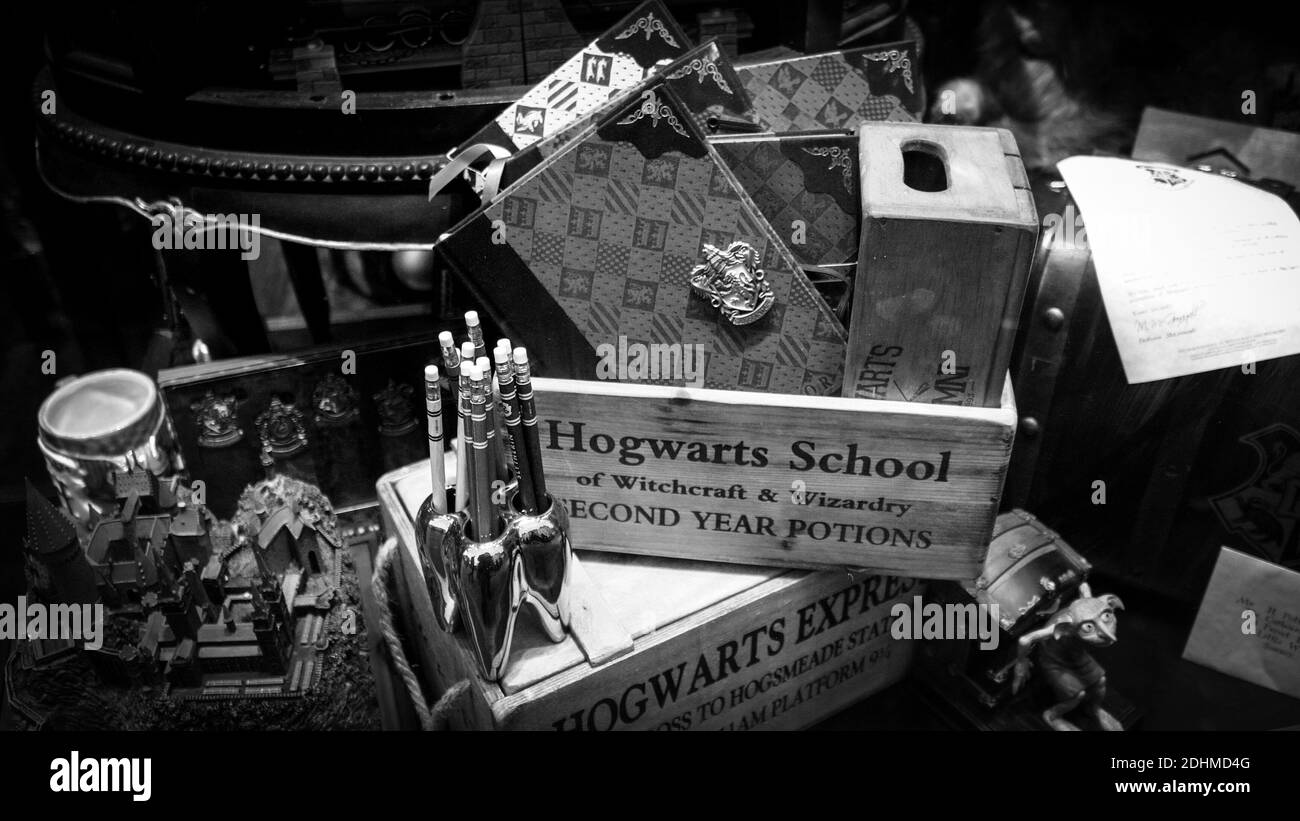 Harry Potter souvenirs à House of Wonders magasin en noir et blanc - OXFORD, ROYAUME-UNI - 31 DÉCEMBRE 2019 Banque D'Images