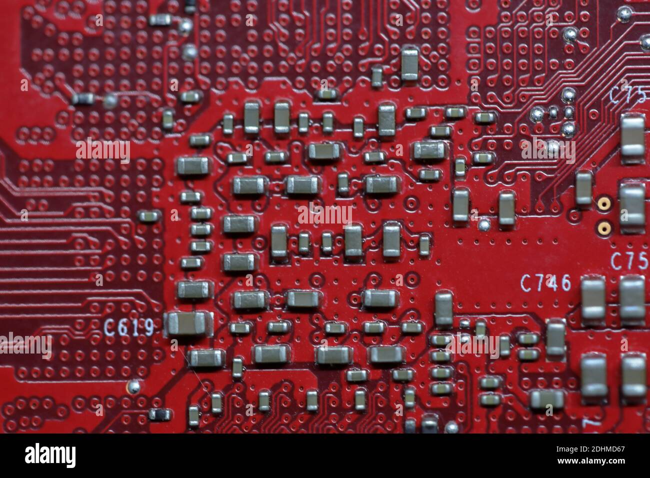 Gros plan d'une section d'une carte graphique montrant les nombreux composants individuels sur la carte de circuit imprimé Banque D'Images