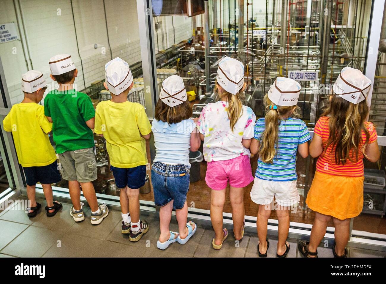 Alabama Sylacauga Blue Bell Creameries production usine de fabrication de crème glacée, enfants garçons filles voyage école sur le terrain élèves portant des chapeaux, looki Banque D'Images