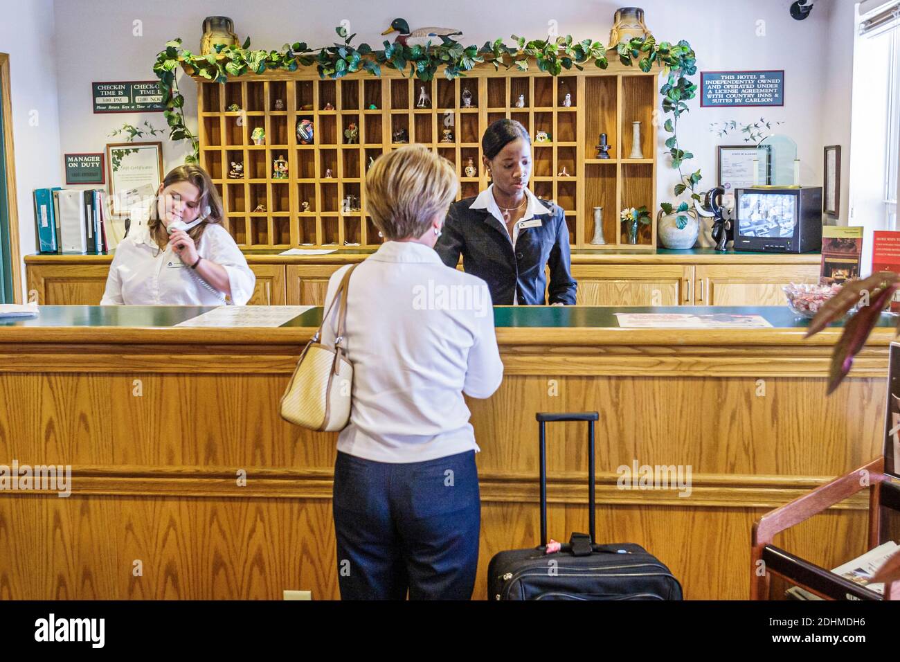 Tuscaloosa Alabama, Country Inn & Suites Hotel, réception réservations réception, femme noire employée employé travaillant, enregistrement client, Banque D'Images