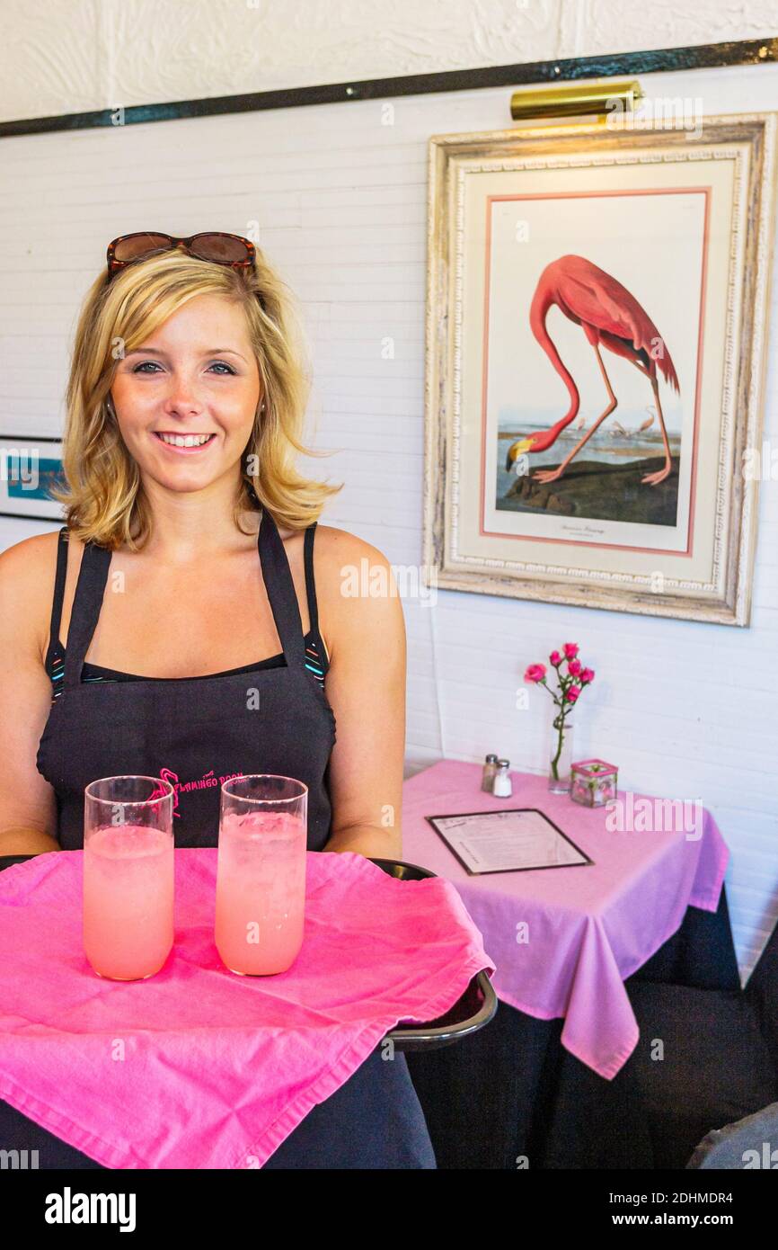 Alabama Northport The Flamingo Room restaurant, salle à manger femme serveur serveuse servant limonade rose, Banque D'Images