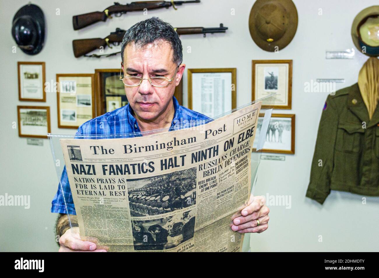 Alabama Alicaleville Camp Musée Alicaleville, Seconde Guerre mondiale l'homme lit le vieux journal, la collection d'expositions du camp de guerre de prisonniers de guerre allemand POW, Banque D'Images