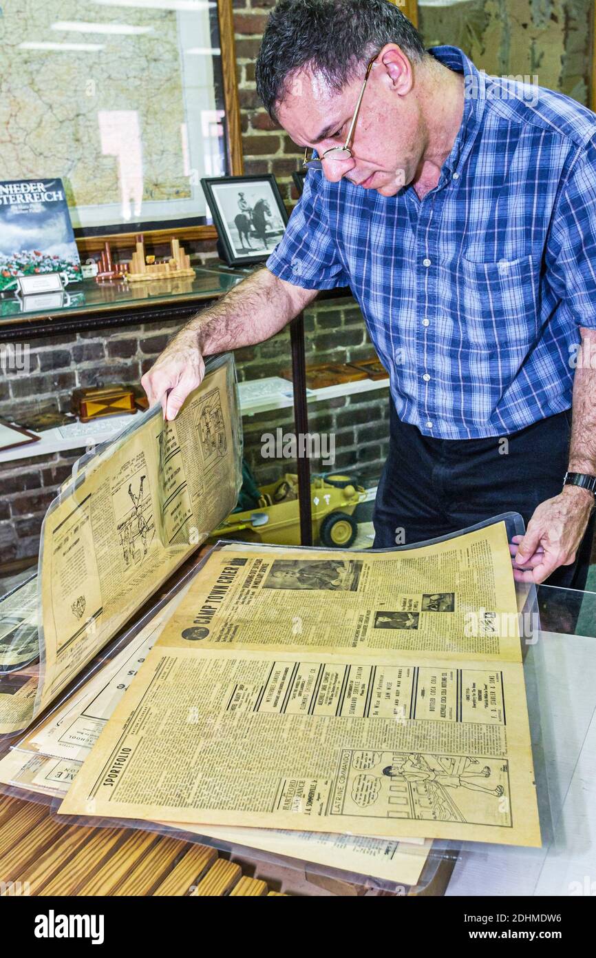 Alabama Alicaleville Camp Musée Alicaleville, Seconde Guerre mondiale l'homme lit le vieux journal, la collection d'expositions du camp de guerre de prisonniers de guerre allemand POW, Banque D'Images