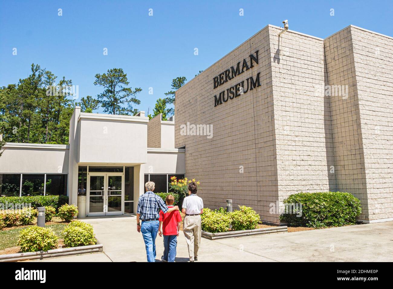 Alabama Anniston Berman Museum of World History, grand-parents famille petit-fils entrant devant l'entrée extérieur, Banque D'Images