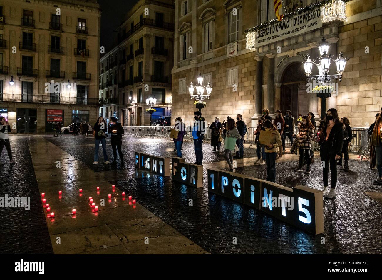 Les manifestants se tenant derrière le slogan Fight for 1Point5 fait avec des boîtes en carton et des bougies allumées pendant la démonstration.under le slogan (Fight for 1Point5) Vendredi pour le futur de Barcelone démontrer à la Plaza de Sant Jaume de dénoncer l'inaction politique et les fausses promesses quand le cinquième anniversaire de la signature de l'accord de Paris sur la limitation de l'augmentation de température mondiale en dessous de 2ºC est célébré. Banque D'Images