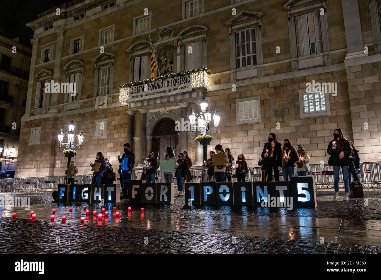 Les manifestants se tenant derrière le slogan Fight for 1Point5 fait avec des boîtes en carton et des bougies allumées pendant la démonstration.under le slogan (Fight for 1Point5) Vendredi pour le futur de Barcelone démontrer à la Plaza de Sant Jaume de dénoncer l'inaction politique et les fausses promesses quand le cinquième anniversaire de la signature de l'accord de Paris sur la limitation de l'augmentation de température mondiale en dessous de 2ºC est célébré. Banque D'Images