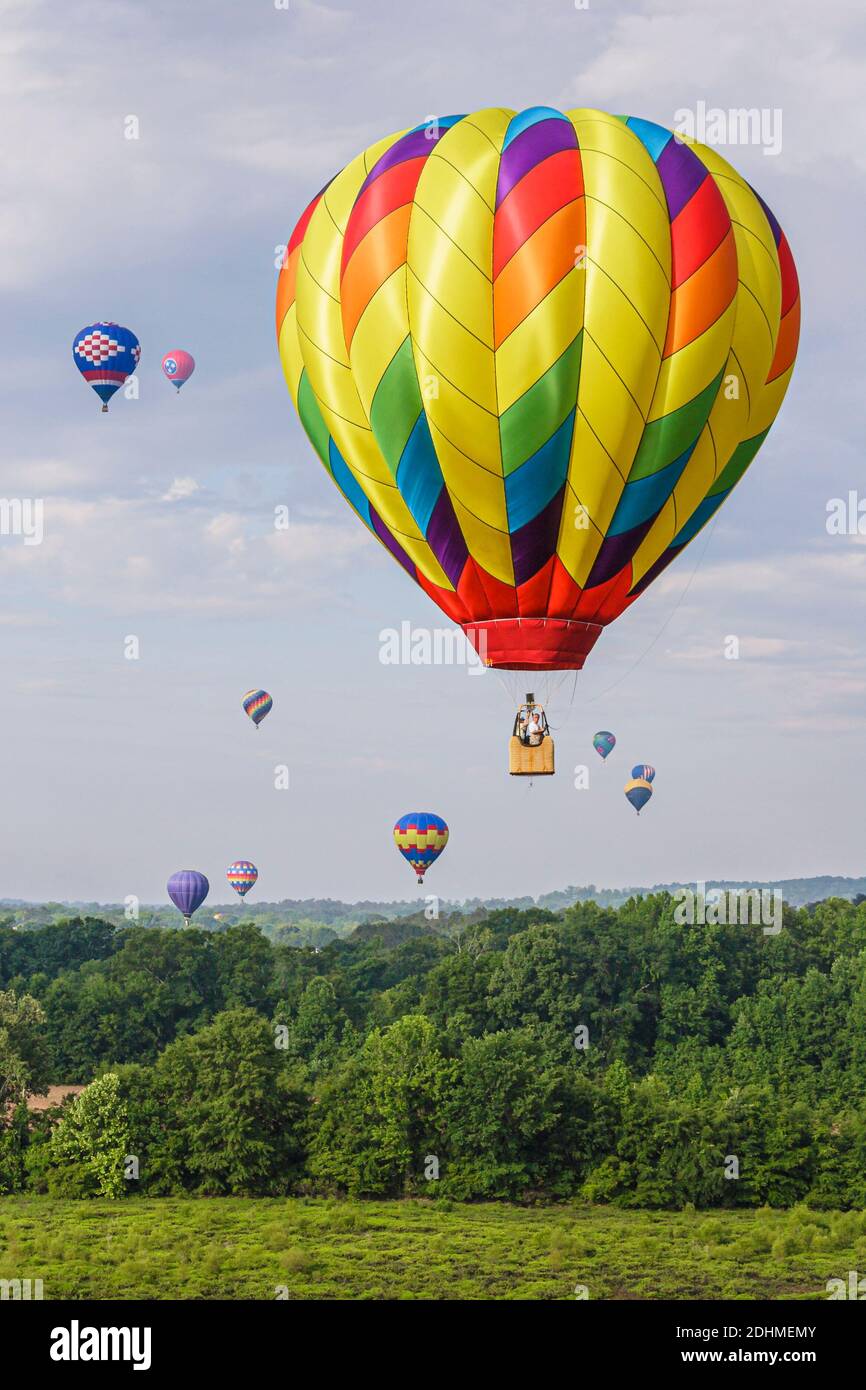 Alabama Decatur Alabama Jubilee Hot Air Balloon Classic, point Mallard Park Balloons, vue annuelle depuis la télécabine aérienne multiple, Banque D'Images