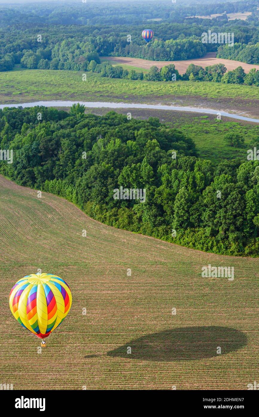 Alabama Decatur Alabama Jubilee Hot Air Balloon Classic, point Mallard Park Balloons, vue annuelle depuis la télécabine atterrissage sur le terrain de la ferme aérienne, Banque D'Images