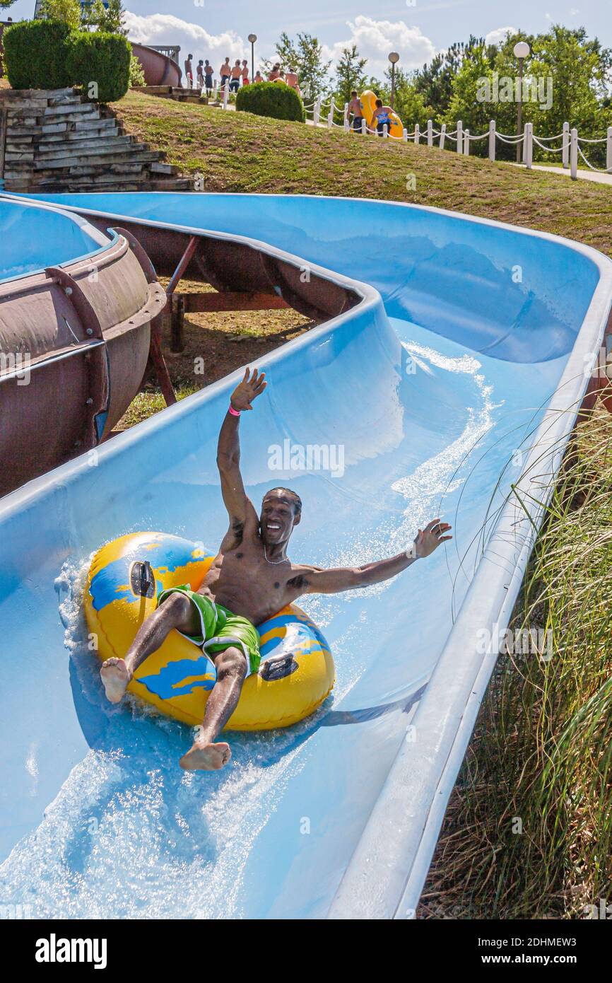 Alabama Decatur point Mallard Park Waterpark, toboggan aquatique Black man équitation tube intérieur vers le bas, Banque D'Images