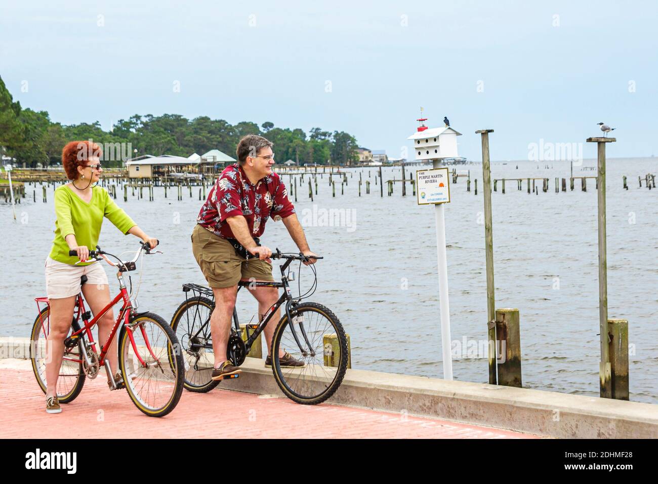 Alabama Fairhope Municipal Park Pier Mobile Bay, homme femme couple vélo vélo, Banque D'Images