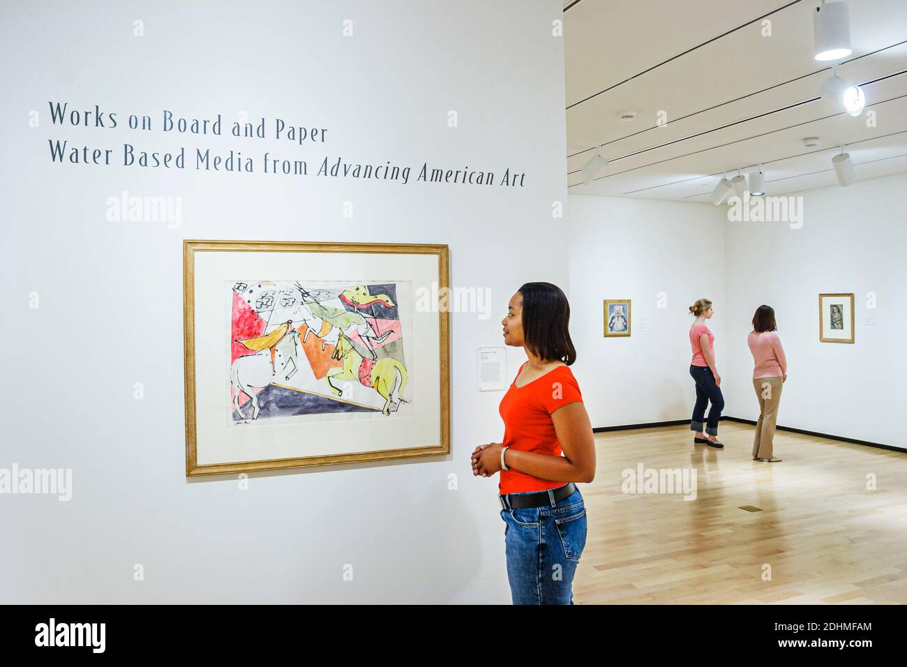 Auburn University Alabama, Jule Collins Smith Museum of Fine Arts, Advancing American Art collection Black Woman visiteur regardant des œuvres d'art, Banque D'Images