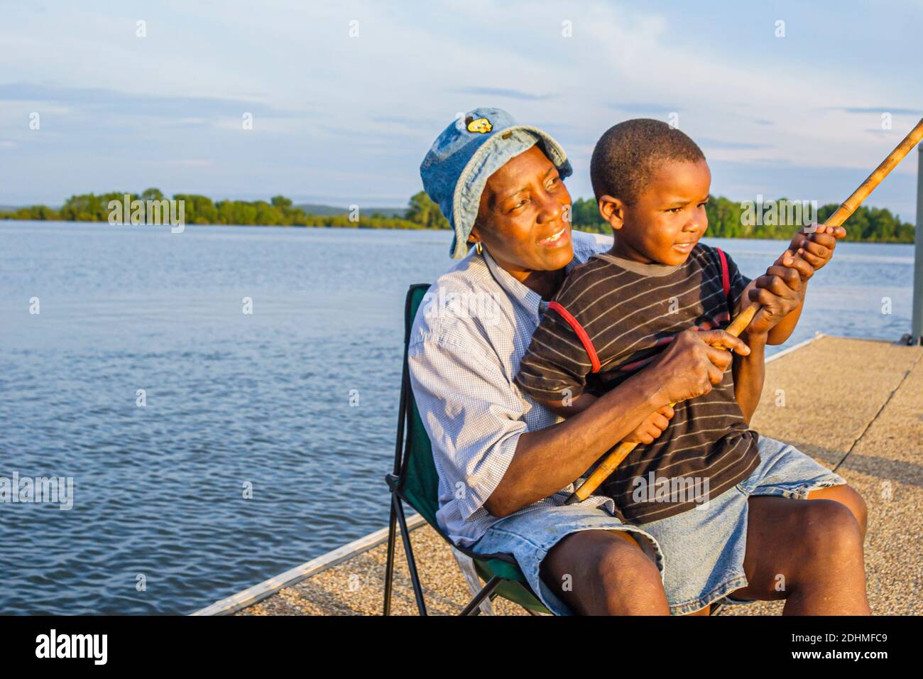 Alabama Lake Eufaula Lakepoint Resort State Park, Chattahoochee River marécage habitat de hautes terres, Black boy grand-mère petit-fils pêche, Banque D'Images