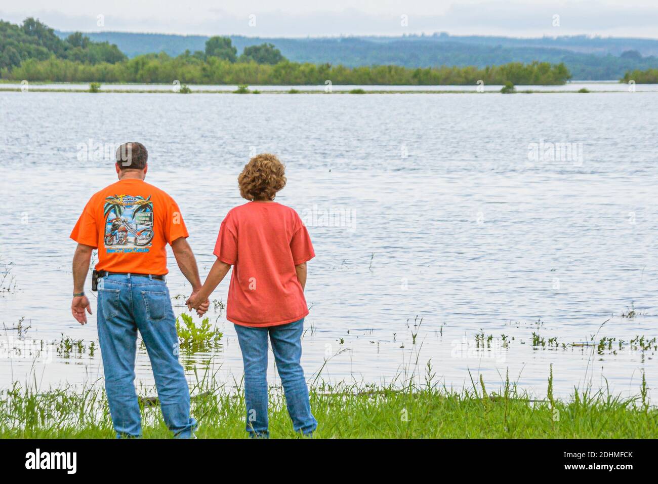 Alabama Lake Eufaula Lakepoint Resort State Park, Chattahoochee River humide habitat en amont, homme femme couple regardant le paysage naturel, Banque D'Images