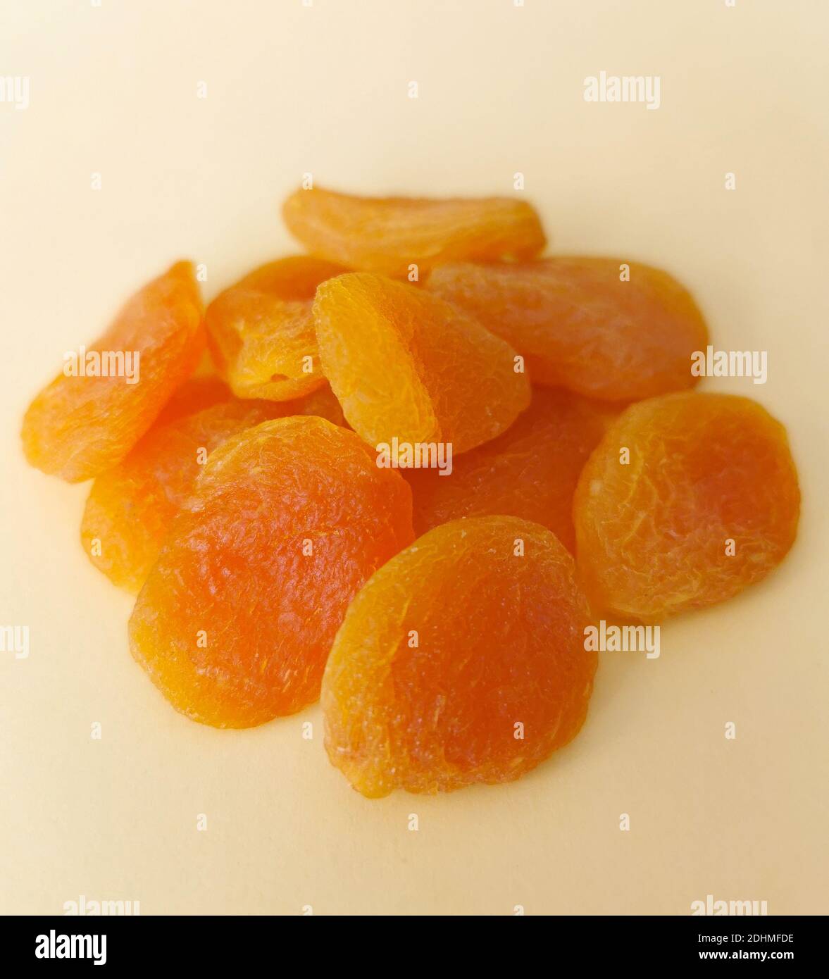 Abricots séchés sur fond jaune. Une collation saine Banque D'Images