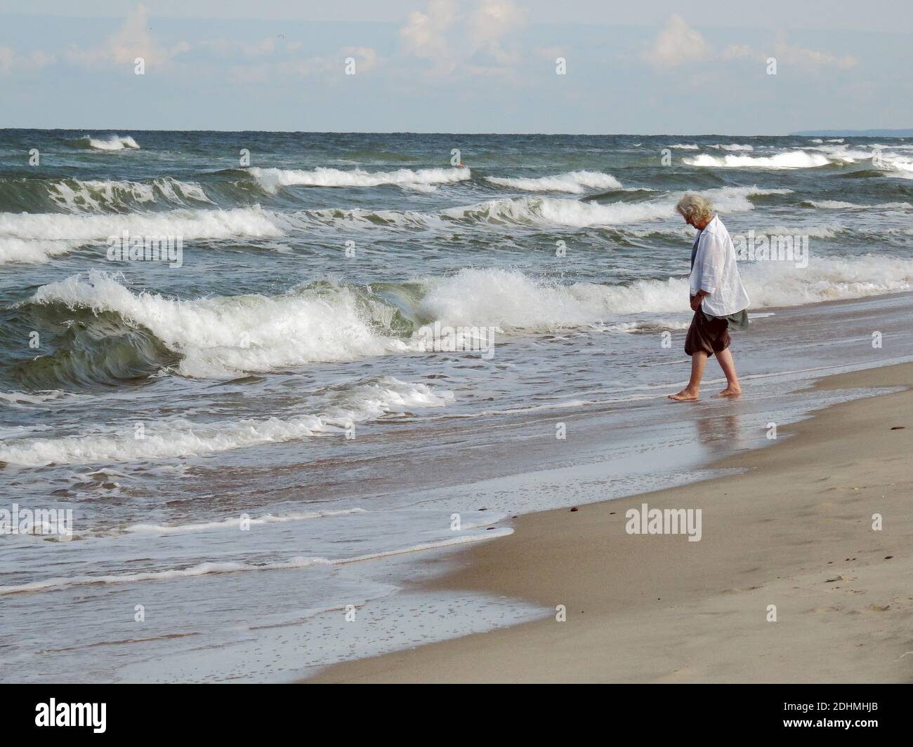 Mer Baltique en Lettonie. Paysage de plage et de mer avec ciel bleu. Photo Bo Arrhed Banque D'Images
