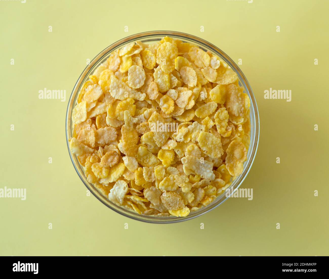 Bol de céréales et de flocons de maïs sur fond jaune. Style de pose à plat Banque D'Images