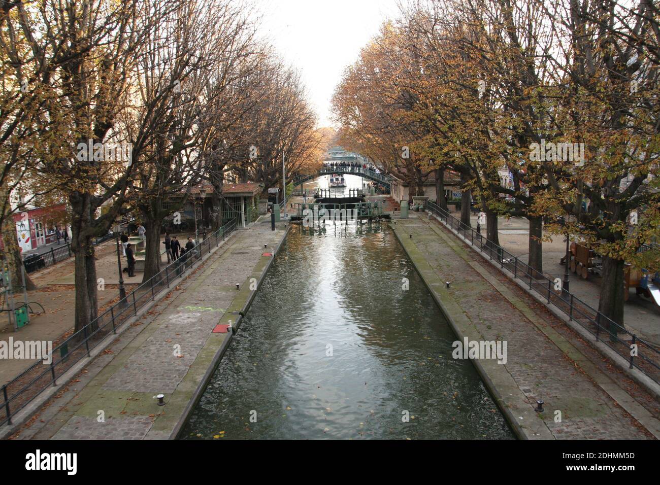 Dossier - Illustration du canal St Martin dans le 10ème de Paris, France. 10ème quartier, quai de Jemmapes, canal St Martin, il relie le bassin de la Villette et au-delà du canal de l’Ourcq port de l’Arsenal (marina de Paris) qui communique avec la seine. Il s’agit d’un canal de petite taille, à l’origine, à l'approvisionnement en eau potable de la capitale. inauguré en 1825, il comprend neuf écluses et deux ponts d'oscillation pour une chute totale de 25 m. Photo de Somer/ABACAPRESS.COM Banque D'Images