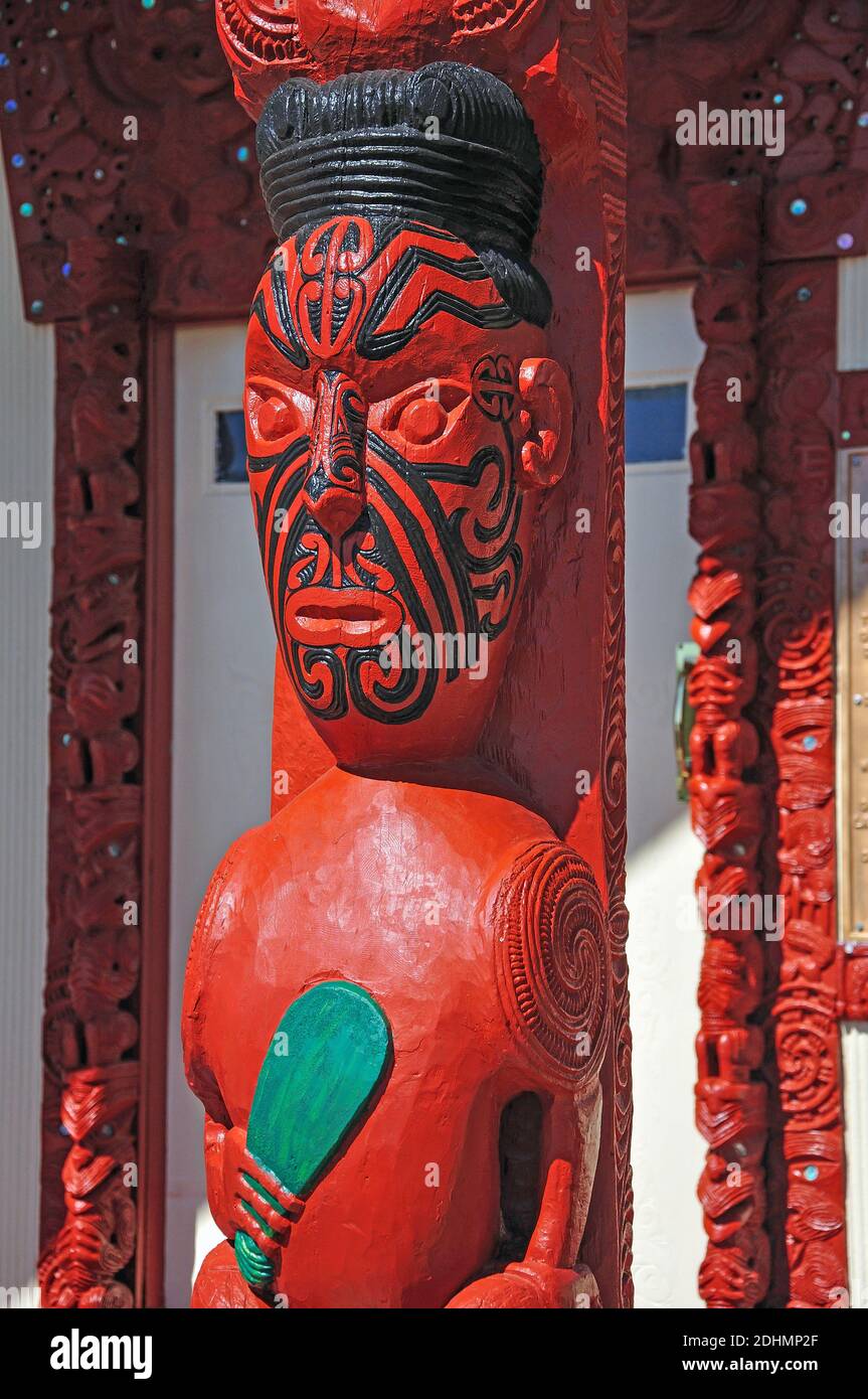 La réunion sur les sculptures (Maison) Wharenui, vivant de Whakarewarewa Village Thermal, Rotorua, Bay of Plenty, North Island, New Zealand Banque D'Images