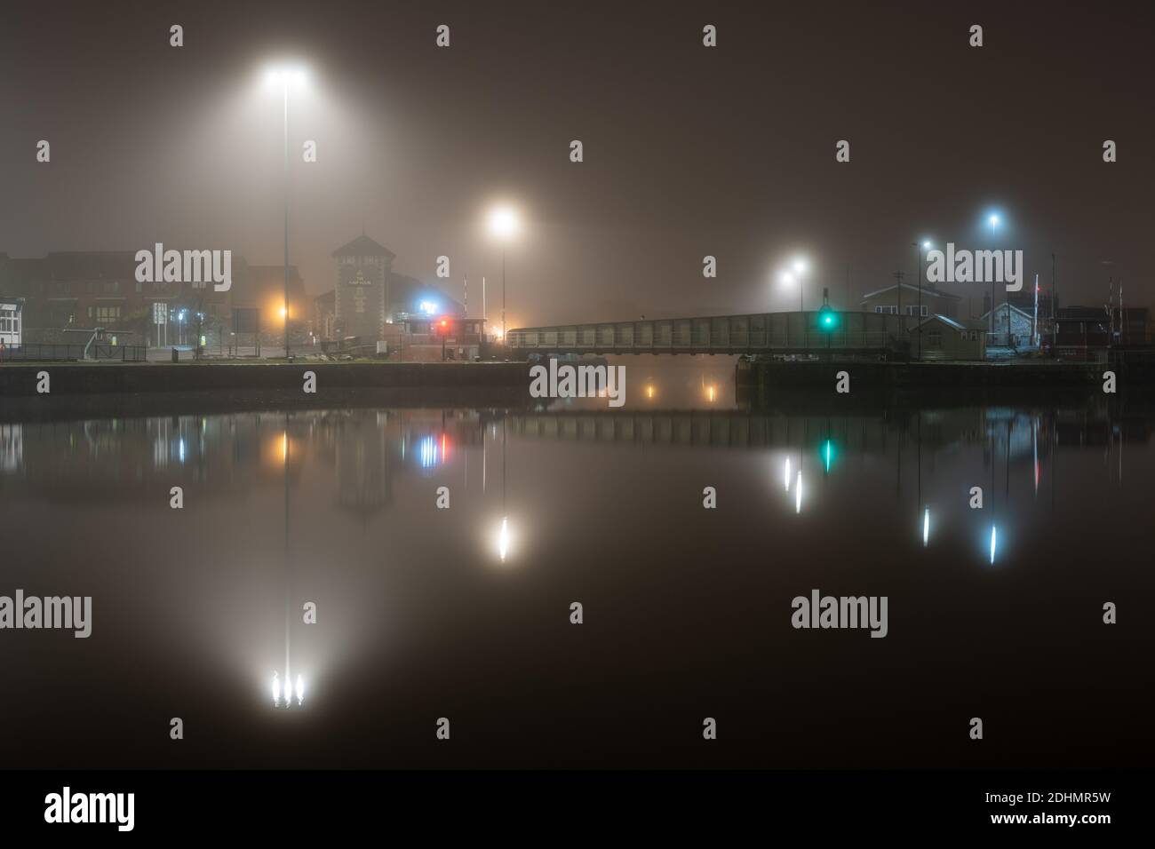 Les réverbères sont diffusées par la brume qui s'élève du bassin de Cumberland lors d'une nuit d'automne dans le port flottant de Bristol. Banque D'Images