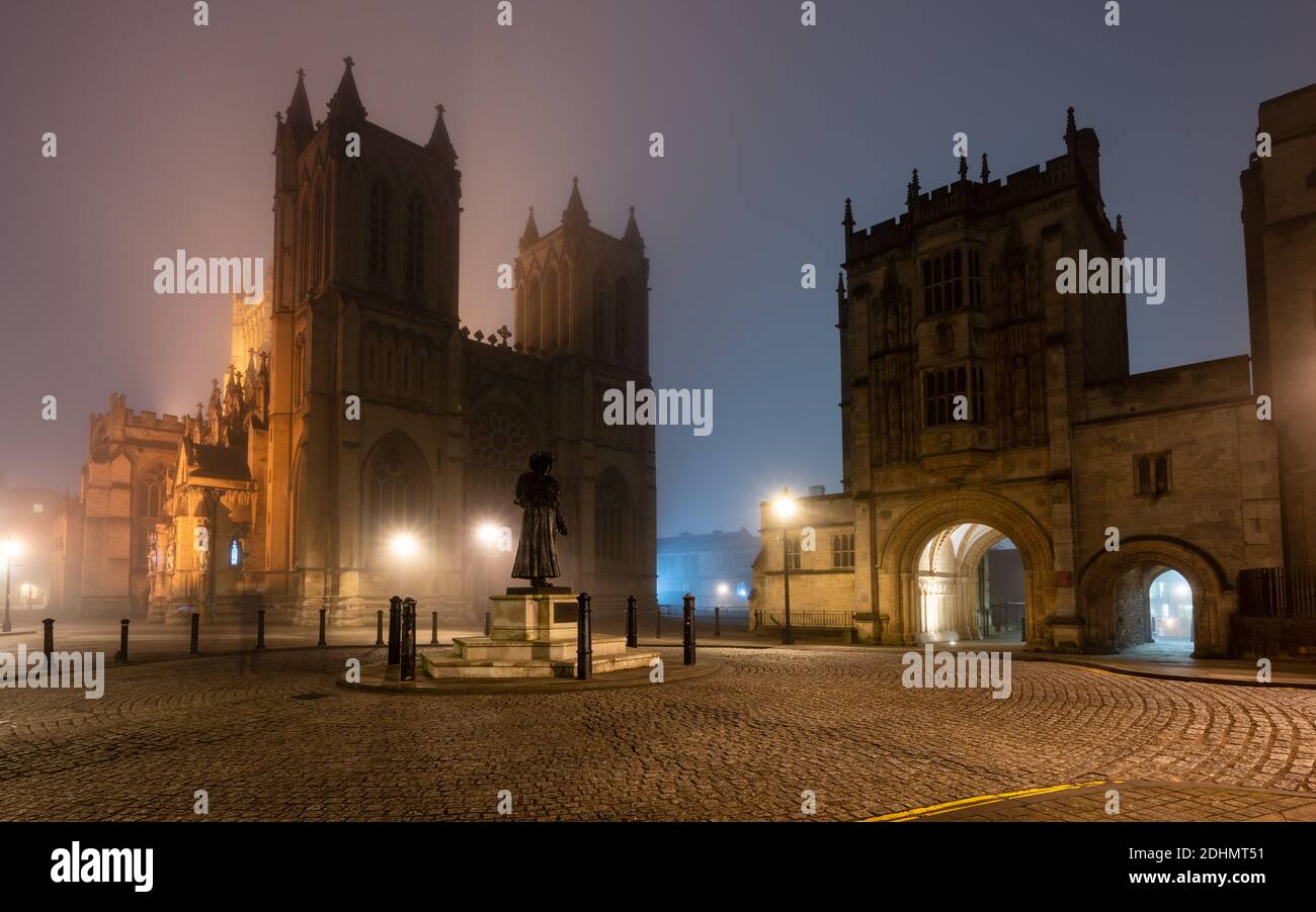 La cathédrale de Bristol, la bibliothèque centrale et la statue de Raja RAM Mohan Roy sont enveloppées de brouillard lors d'une nuit d'automne. Banque D'Images