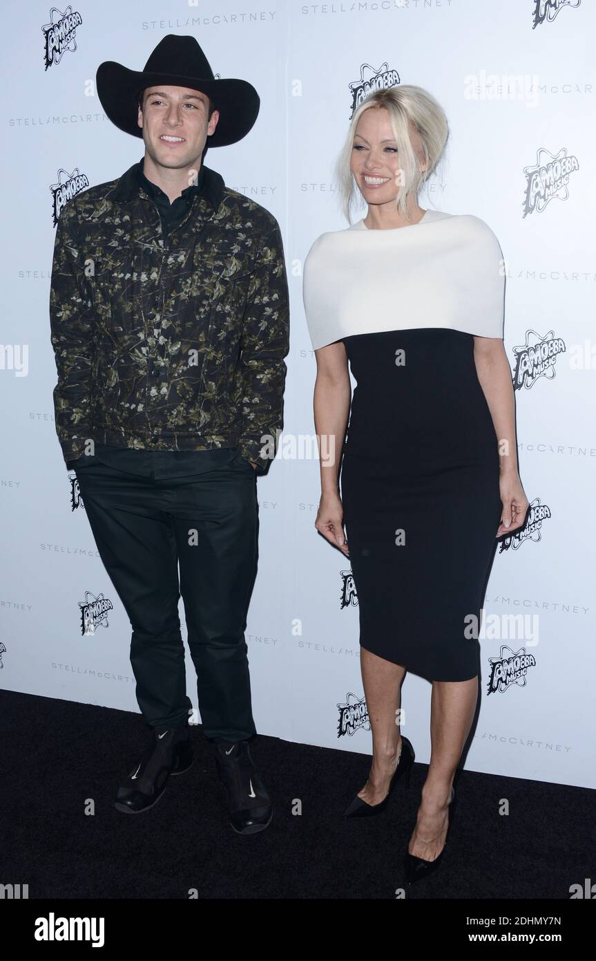 Brandon Lee Thomas et Pamela Anderson assistent à la présentation de Stella McCartney à l'automne 2016 le 12 janvier 2016 à Los Angeles, Californie, États-Unis. Photo de Lionel Hahn/ABACAPRESS.COM Banque D'Images